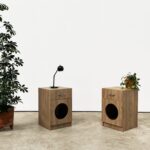 Mesita de noche con puerta perforada para que acceda una mascota